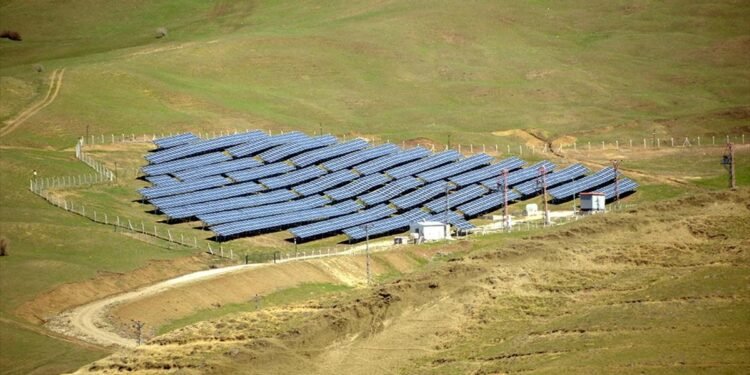 Muş’ta üç girişimci 20 dönümlük araziye güneş enerjisi santrali kurdu
