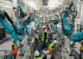 Togg’un ilk C-SUV gövdesi robot hatlarda üretildi