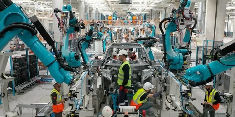 Togg’un ilk C-SUV gövdesi robot hatlarda üretildi