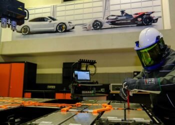 Porsche Türkiye’nin ilk batarya onarım merkezini açtı