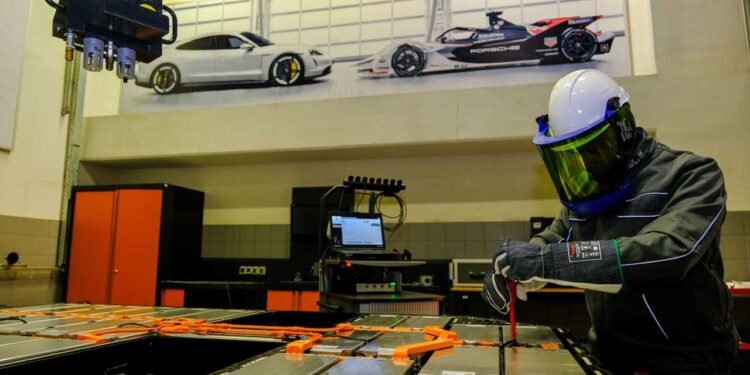 Porsche Türkiye’nin ilk batarya onarım merkezini açtı