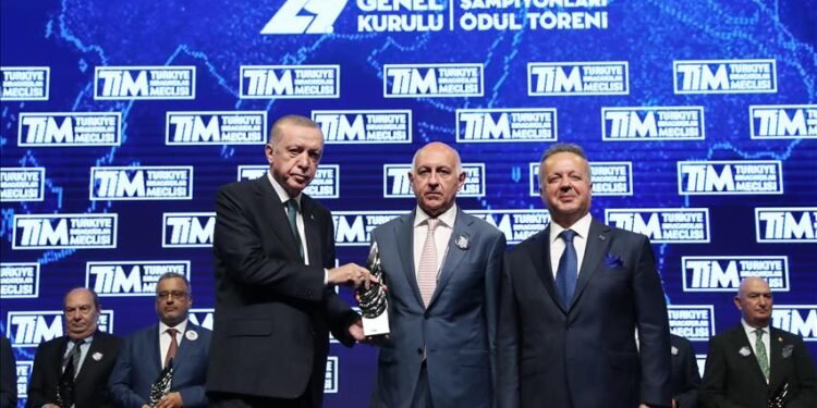 TİM’den Kibar Holding’e ihracat ödülü
