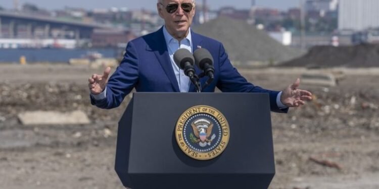 Biden, iklim değişikliğini acil durum olarak nitelendiriyor