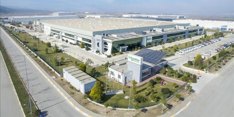 Schneider Electric’in Manisa’daki fabrikası Gold Level Sertifikası kazandı