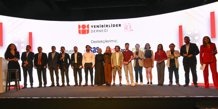 Yenibirlider Derneği yeni yaşını kutladı