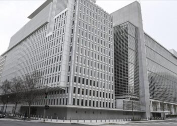 Dünya Bankası, küresel ekonomik büyüme tahminini yükseltti
