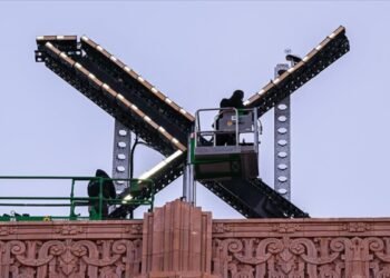 Elon Musk’ın, Twitter binasındaki logoyu “X” ile değiştirmesi tartışma yarattı