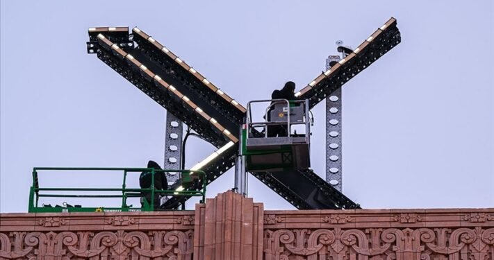 Elon Musk’ın, Twitter binasındaki logoyu “X” ile değiştirmesi tartışma yarattı