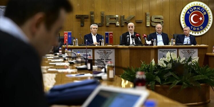 TÜRK-İŞ, 71’inci kuruluş yıl dönümünü kutluyor