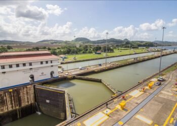 Panama Kanalı’nda 200’den fazla gemi geçiş sınırlaması nedeniyle mahsur kaldı