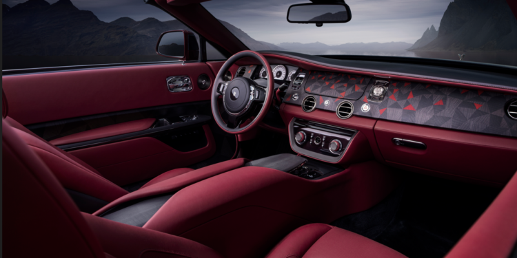 Rolls-Royce ilk droptail otomobilini tanıttı: “La Rose Noire”