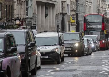 İngiltere, benzinli ve dizel otomobillerin satışına yönelik yasağı 2035’e erteleyecek