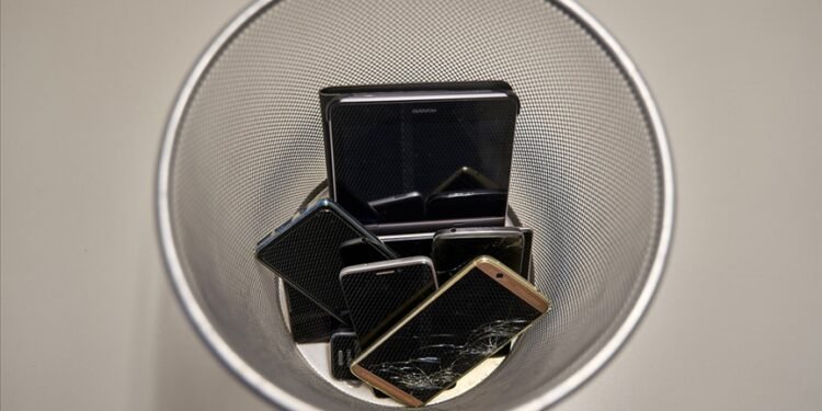 Dünyada her yıl 10 milyar dolarlık e-atık geri dönüşüm yerine “çöpe” gidiyor