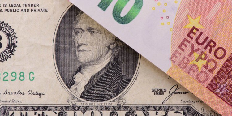 Dolar ve Euro Zirvede