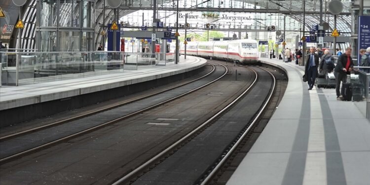 Alman Demiryolu Çalışanları Uyarı Grevine Gidiyor