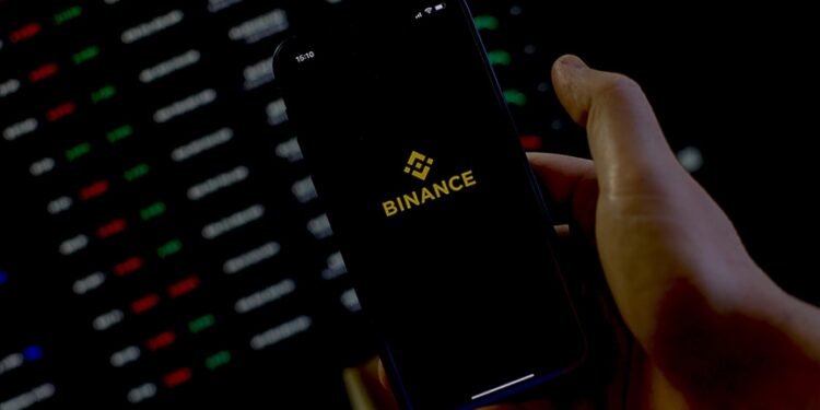 Binance, Rusya Pazarından Çıkma Kararı Alarak Ruble İşlemlerini Durduruyor