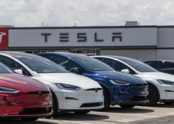 Tesla, Fiyatları Yarı Yarıya Düşürecek