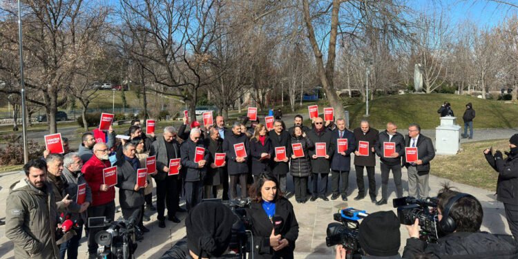 DİSK, “Vergide Adalet” Talebi ile Basın Açıklaması Düzenledi