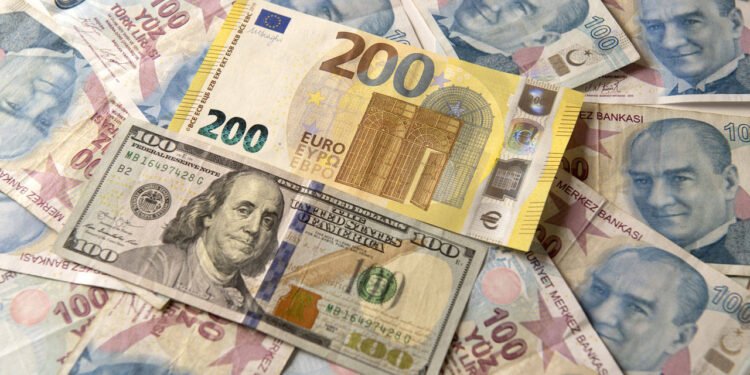 Dolar ve Euroda Haftanın İlk İşlem Günü