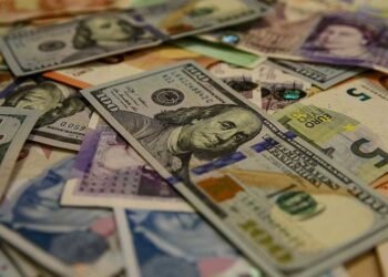 Dolar ve Sterlin Türk Lirası Karşısında Rekor Kırdı