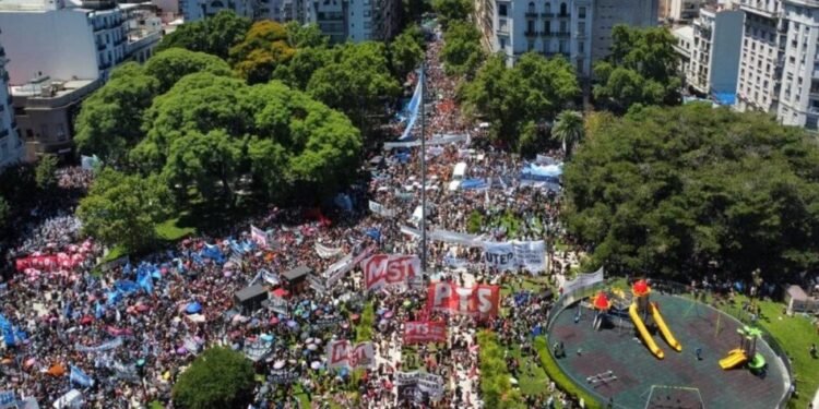 Arjantin’de Çalışanlar Ücret Artışı Talebiyle Genel Greve Gitti