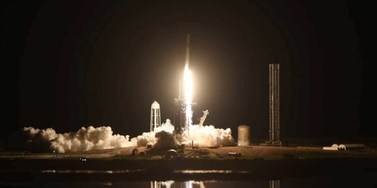 Space X, Yeni Görev Ekibini Başarıyla Fırlattı