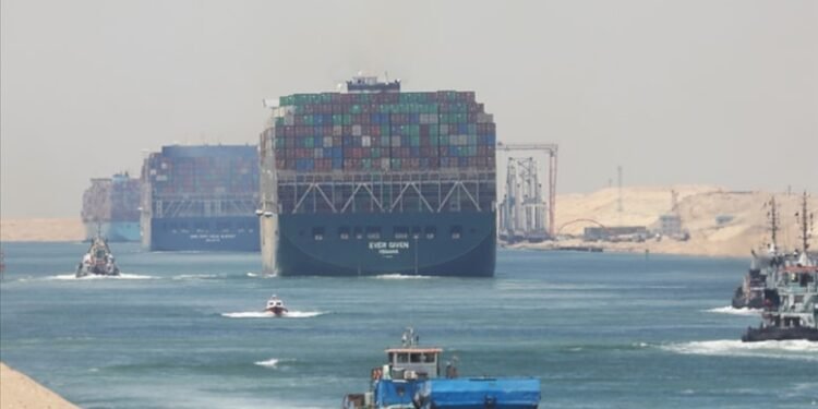 Mısır, Süveyş Kanalı Gelirlerinde Yüzde 60 Düşüş Bekliyor