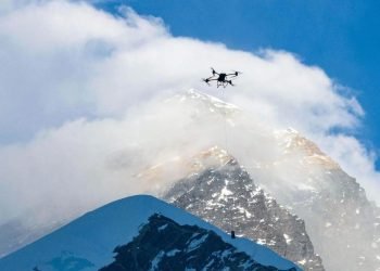 Everest Dağı’nda Drone ile Tarihi Teslimat