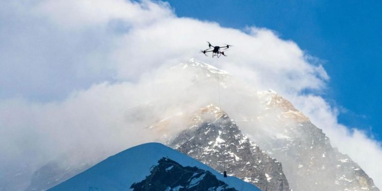Everest Dağı’nda Drone ile Tarihi Teslimat