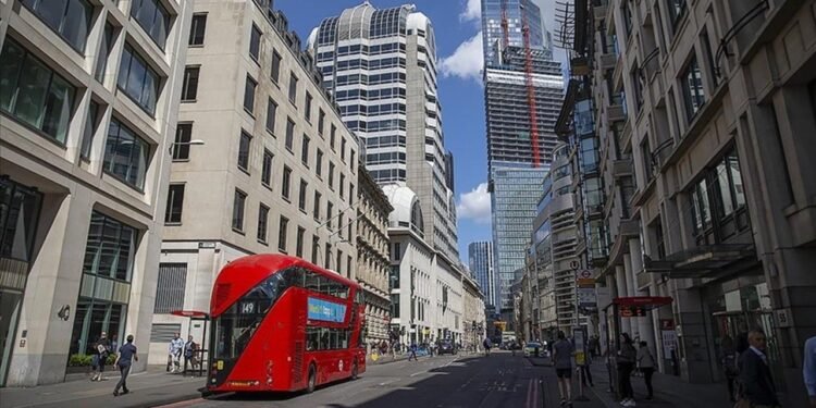 İngiltere Konut Piyasasında Yeniden Yükseliş: Faiz İndirimi ve Siyasi İstikrarın Etkisi