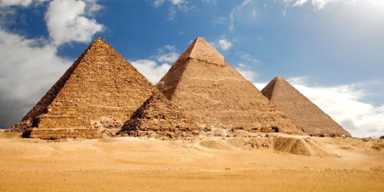 Giza Piramidi’nde Köpeğin İlginç Macerası