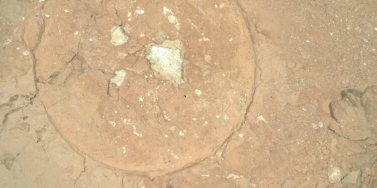 Mars’ta Keşfedilen Gizemli Kırmızı Kaya