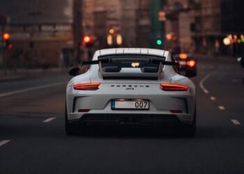Porsche’nin İçten Yanmalı Motorlara Bağlılığı ve Elektrikli Araç Satışlarındaki Düşüş