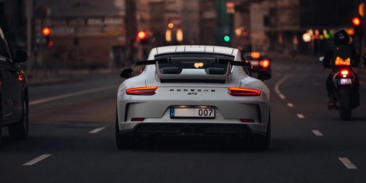 Porsche’nin İçten Yanmalı Motorlara Bağlılığı ve Elektrikli Araç Satışlarındaki Düşüş