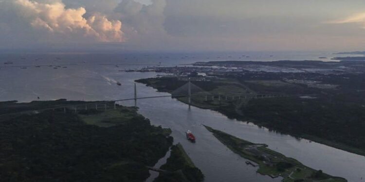 Trump’tan Panama Kanalı’na Yüksek Ücret Uyarısı