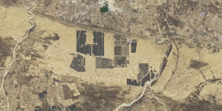 Kubuqi Çölü’nde Güneş Enerjisi Seddi Projesi