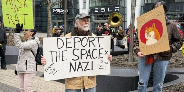 Tesla Bayilerinde Hükümet Bütçe Kesintilerine Karşı Protestolar